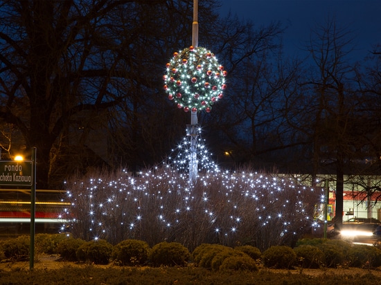 Openwork decorations and spruce balls for street lamps