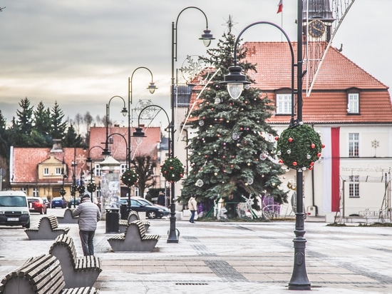 Openwork decorations and spruce balls for street lamps