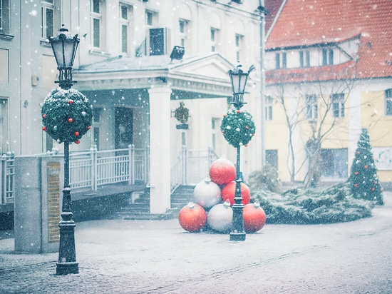 Openwork decorations and spruce balls for street lamps