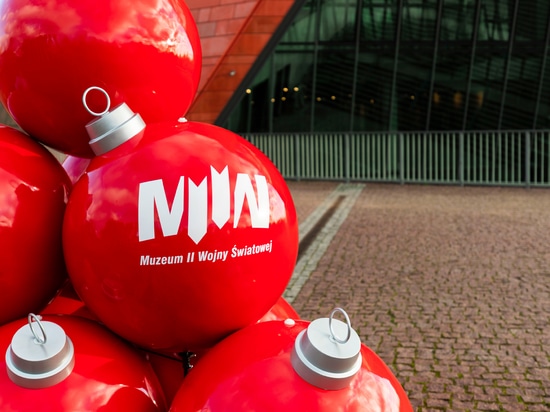 Pyramids of XXL baubles: a modern festive accent for public spaces