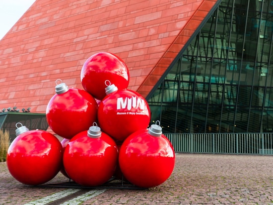 Pyramids of XXL baubles: a modern festive accent for public spaces