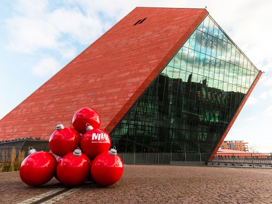 Pyramids of XXL baubles: a modern festive accent for public spaces