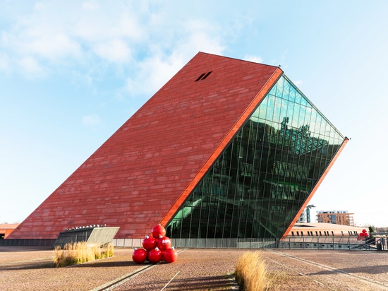 Pyramids of XXL baubles: a modern festive accent for public spaces