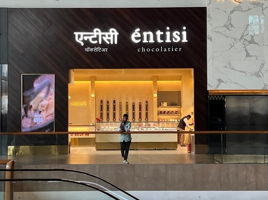 Custom Gold Bulk Candy Dispensers: A Feature Wall Solution for Luxury Retail