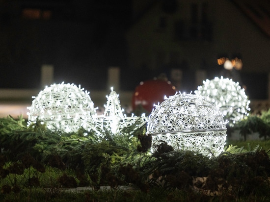 Openwork Christmas decorations as a focal point of urban roundabouts