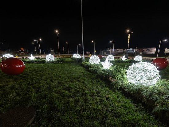 Openwork Christmas decorations as a focal point of urban roundabouts