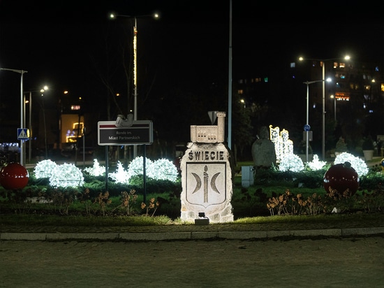 Openwork Christmas decorations as a focal point of urban roundabouts