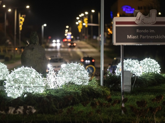 Openwork Christmas decorations as a focal point of urban roundabouts
