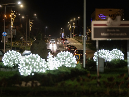 Openwork Christmas decorations as a focal point of urban roundabouts