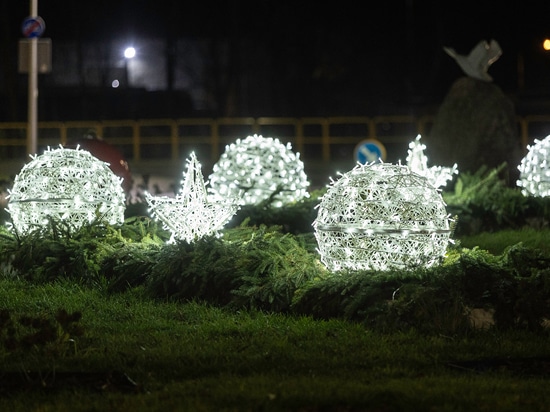 Openwork Christmas decorations as a focal point of urban roundabouts