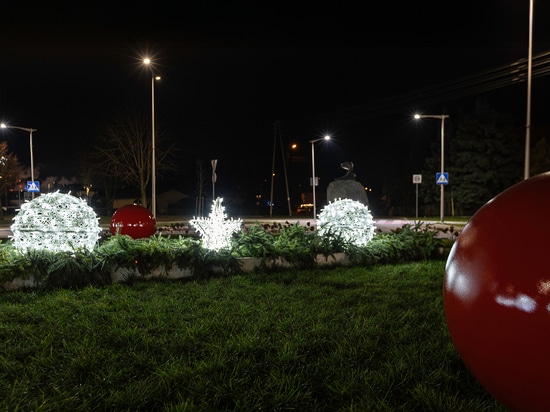 Openwork Christmas decorations as a focal point of urban roundabouts