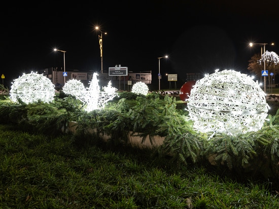 Openwork Christmas decorations as a focal point of urban roundabouts