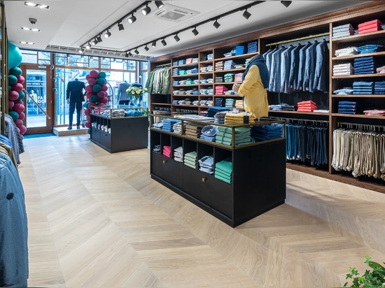 Dennebos engineered Chevron floor in W.02 color