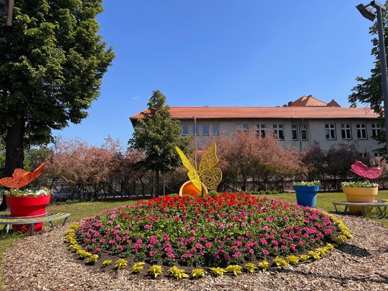 Easter trends in urban spaces: shaping spring arrangements