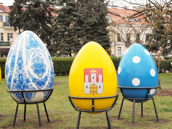 Easter trends in urban spaces: shaping spring arrangements