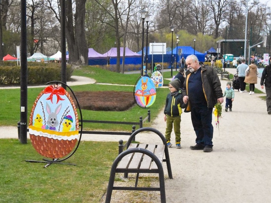Easter community initiatives: engaging public spaces through shared creativity