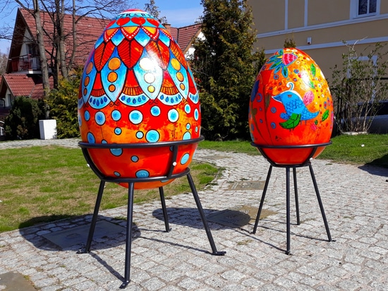 Easter community initiatives: engaging public spaces through shared creativity