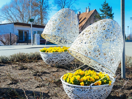 Spring arrangements in public spaces: colour, lightness and structure