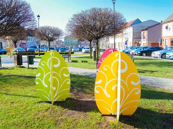 Spring arrangements in public spaces: colour, lightness and structure