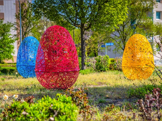 Spring arrangements in public spaces: colour, lightness and structure