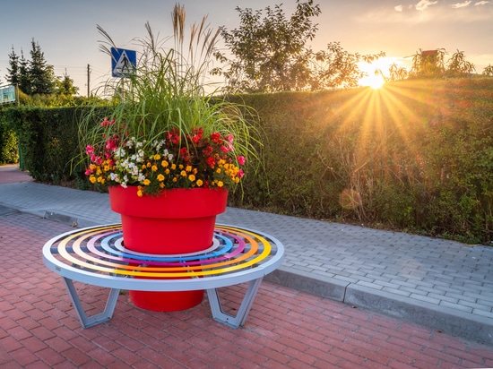 Spring arrangements in public spaces: colour, lightness and structure