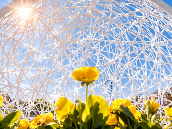 Spring arrangements in public spaces: colour, lightness and structure