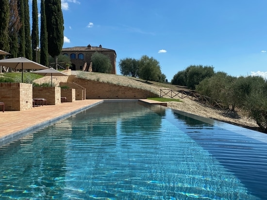 Podere Necione Swimming Pool: natural beauty in porcelain stoneware