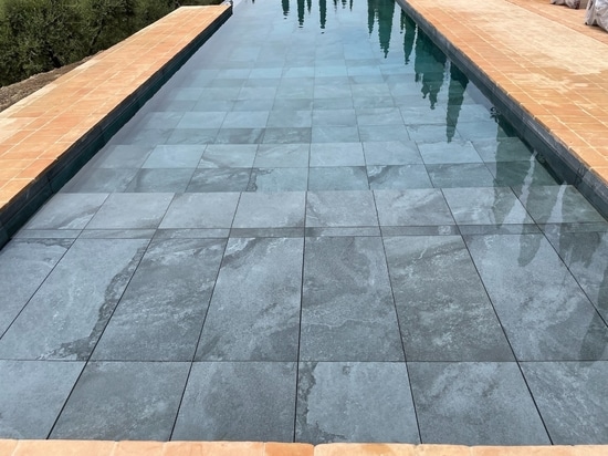 Podere Necione Swimming Pool: natural beauty in porcelain stoneware