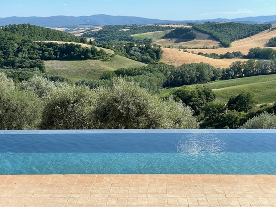 Podere Necione Swimming Pool: natural beauty in porcelain stoneware