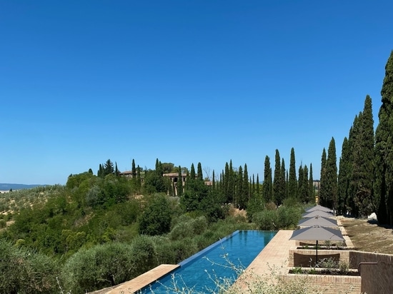 Podere Necione Swimming Pool: natural beauty in porcelain stoneware