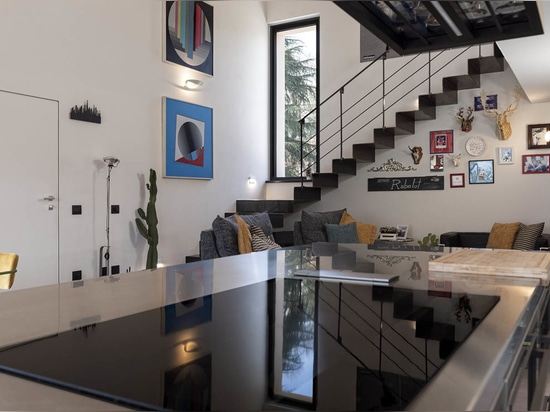 Ultra-thin front plates and smart technology: AVE innovation in an Italian villa