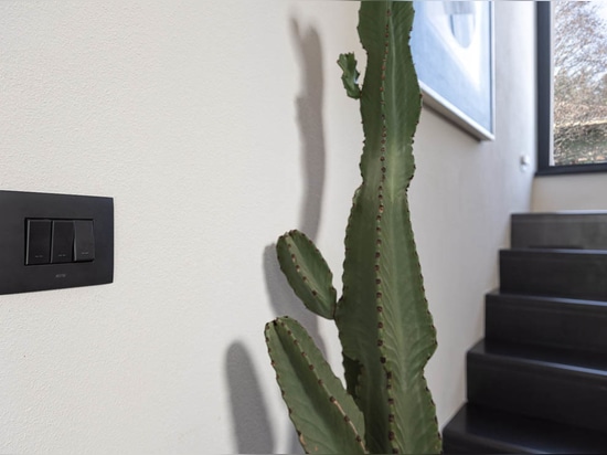 Ultra-thin front plates and smart technology: AVE innovation in an Italian villa