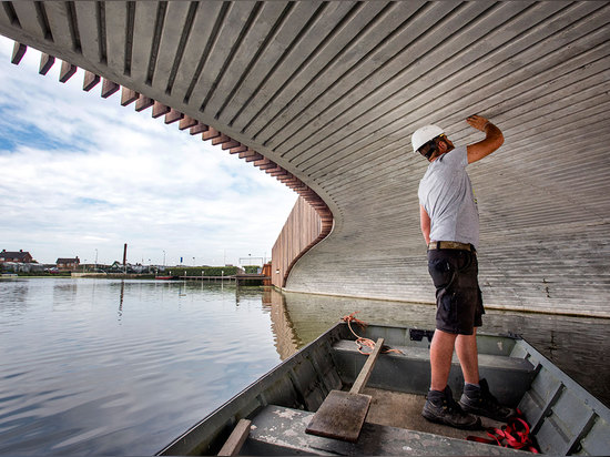 The deep recessed grooves to the soffit are designed for summer nesting, while a rough textured finish ensures a firm grip. Paying meticulous attention to detail, the architects aligned the ribbed ...