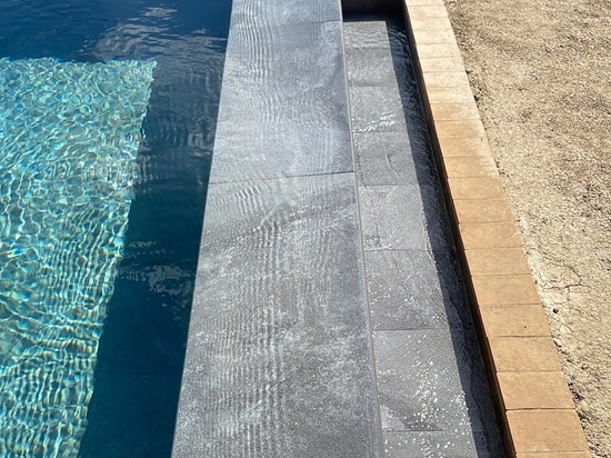 Podere Necione Swimming Pool: natural beauty in porcelain stoneware