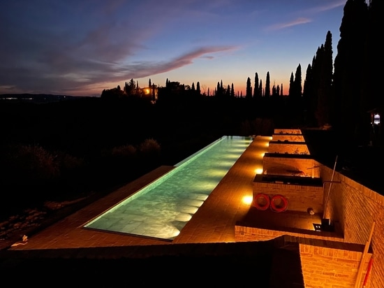 Podere Necione Swimming Pool: natural beauty in porcelain stoneware