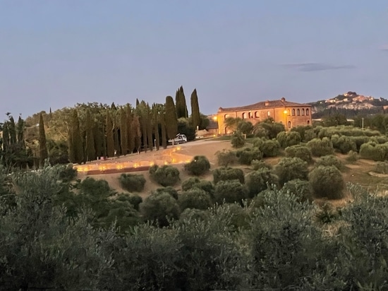 Podere Necione Swimming Pool: natural beauty in porcelain stoneware