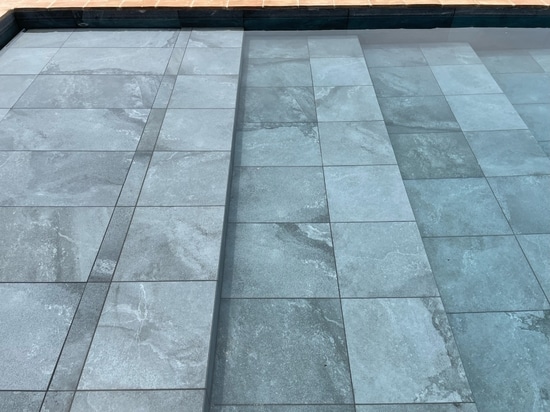 Podere Necione Swimming Pool: natural beauty in porcelain stoneware