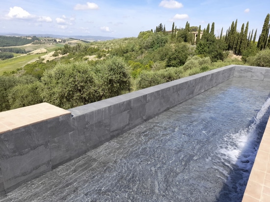 Podere Necione Swimming Pool: natural beauty in porcelain stoneware