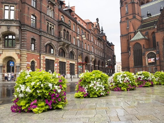 Flower towers in urban space: seasonal greenery with strong visual impact