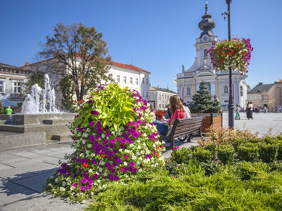 Flower towers in urban space: seasonal greenery with strong visual impact