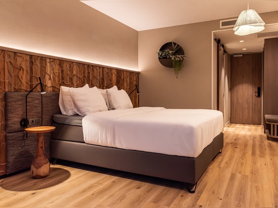 Dune and Canyon Teak · Strandhotel Duinoord