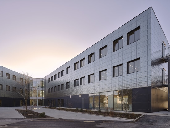 Busca School Complex: a glowing project in porcelain stoneware