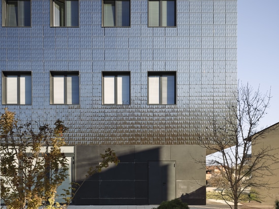 Busca School Complex: a glowing project in porcelain stoneware