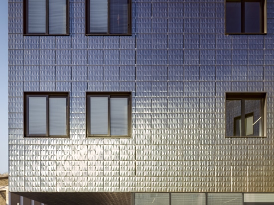 Busca School Complex: a glowing project in porcelain stoneware