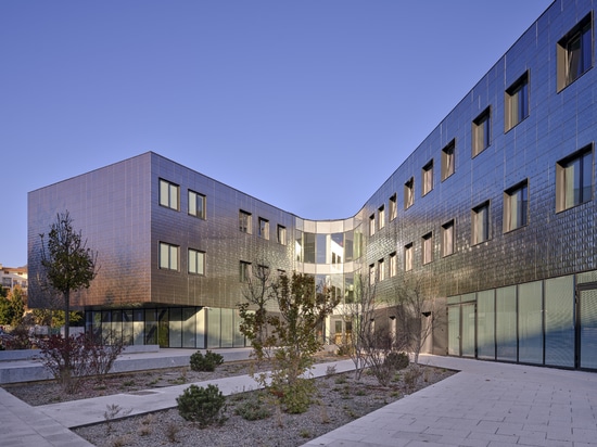 Busca School Complex: a glowing project in porcelain stoneware