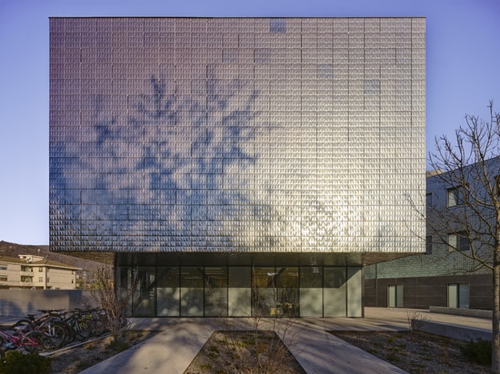 Busca School Complex: a glowing project in porcelain stoneware