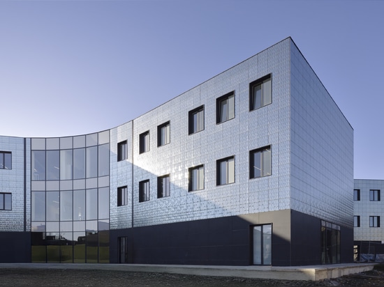 Busca School Complex: a glowing project in porcelain stoneware