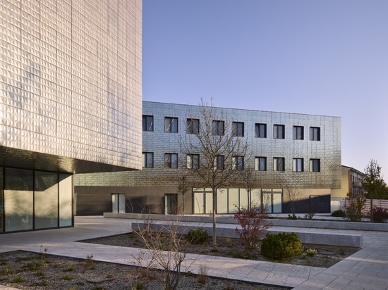 Busca School Complex: a glowing project in porcelain stoneware