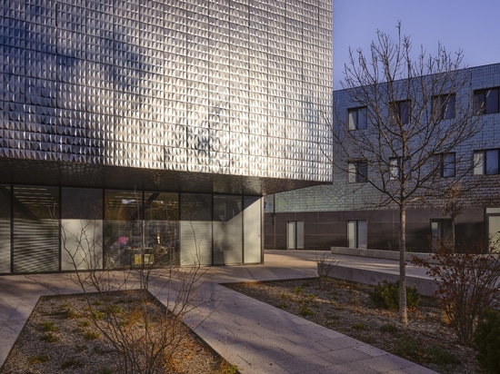 Busca School Complex: a glowing project in porcelain stoneware