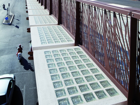Pedestrian bridge in Marseille Saint-Charles